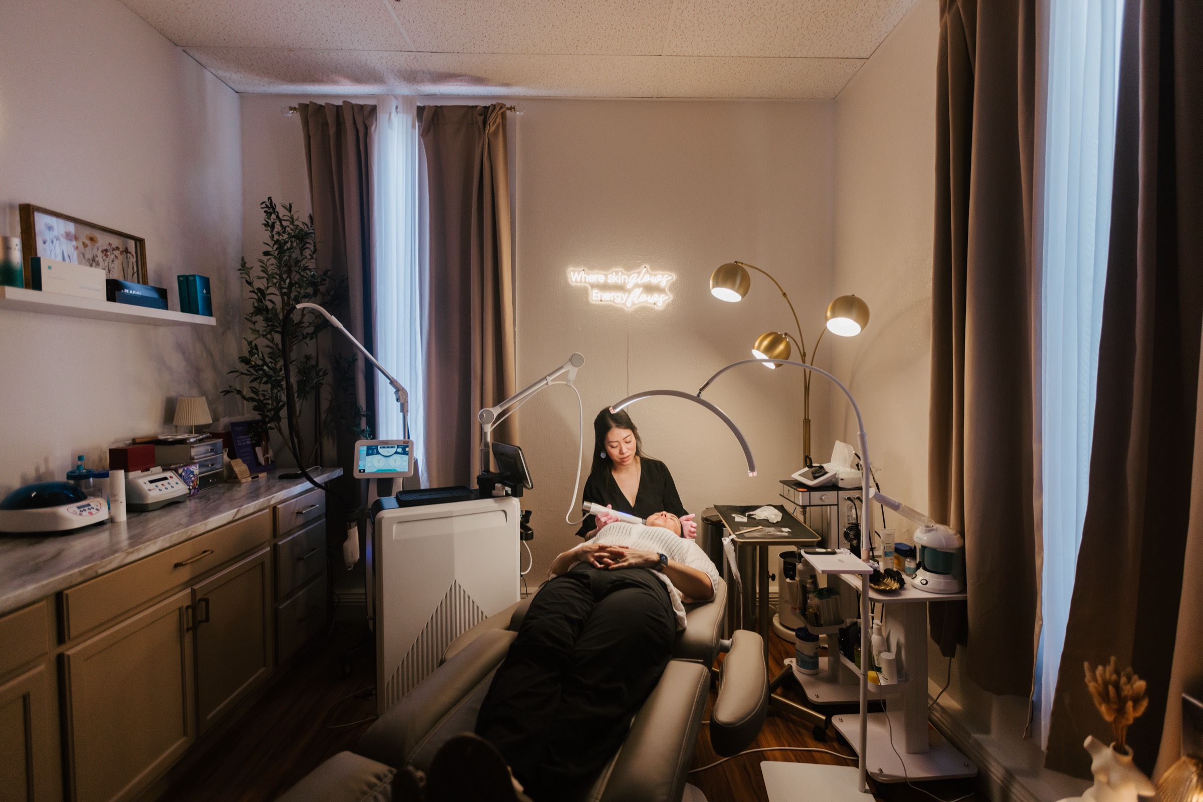 Inside the Khlāi Medical treatment room in Hilo, provider caring for a client
