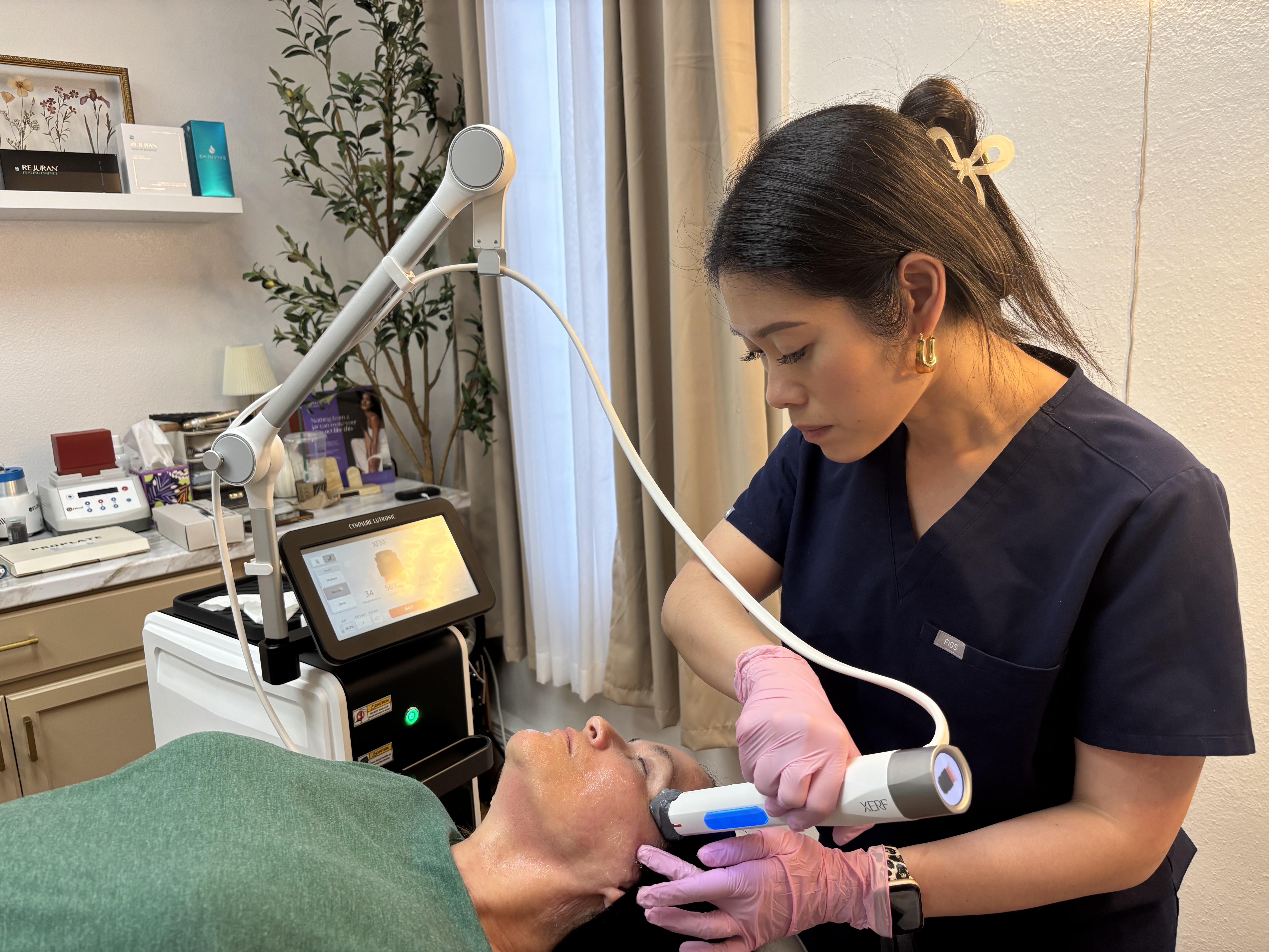 Chayata Wongpojanee performing a laser treatment at Khlai